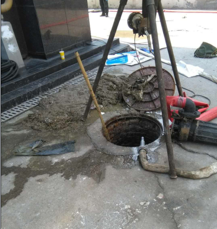 攜手疏通化糞池，保護(hù)小區(qū)環(huán)境衛(wèi)生