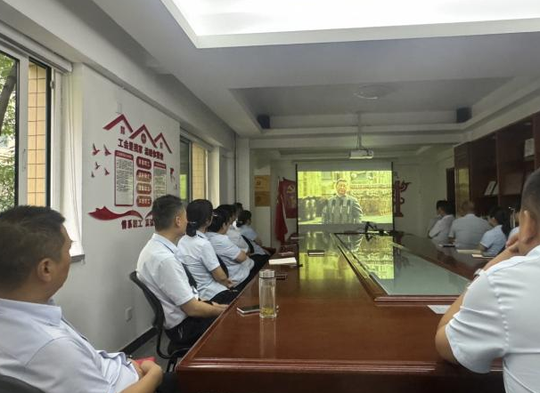 方陣鏗鏘步,服務(wù)潤(rùn)無(wú)聲