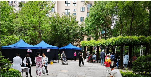 體檢進(jìn)社區(qū) 溫暖送到家